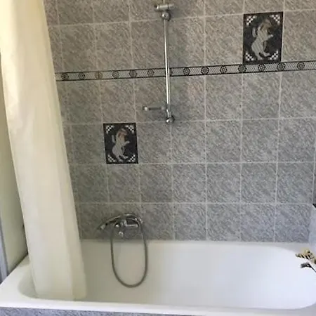 1,5km From Beach-private Floor W/bathroom 홈스테이